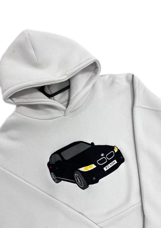 HOODIJS AR PERSONALIZĒTAS MAŠĪNAS IZŠUVUMU